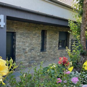 Kamień elewacyjny cięty czterostronnie szerokość 8 cm (ok. 397 zł brutto/m2)