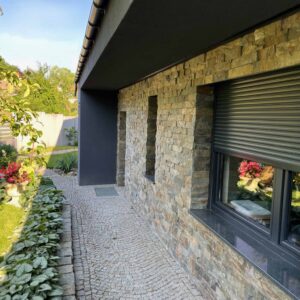 Kamień elewacyjny cięty czterostronnie szerokość 8 cm (ok. 397 zł brutto/m2)