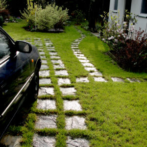 Kamień ścieżkowy cięty czterostronnie szerokość 20 cm (ok. 604 zł brutto/m2)