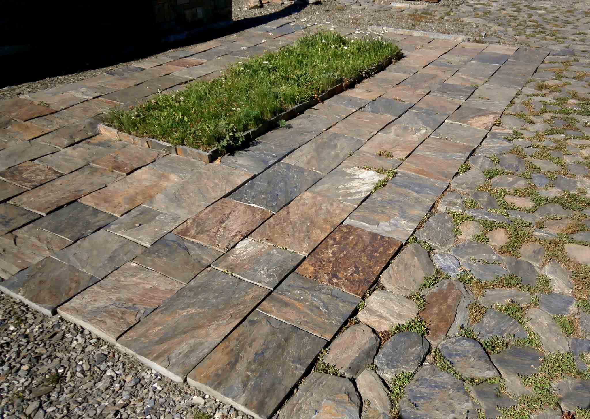 Kamień ścieżkowy cięty czterostronnie szerokość 30 cm (ok. 637 zł brutto/m2)