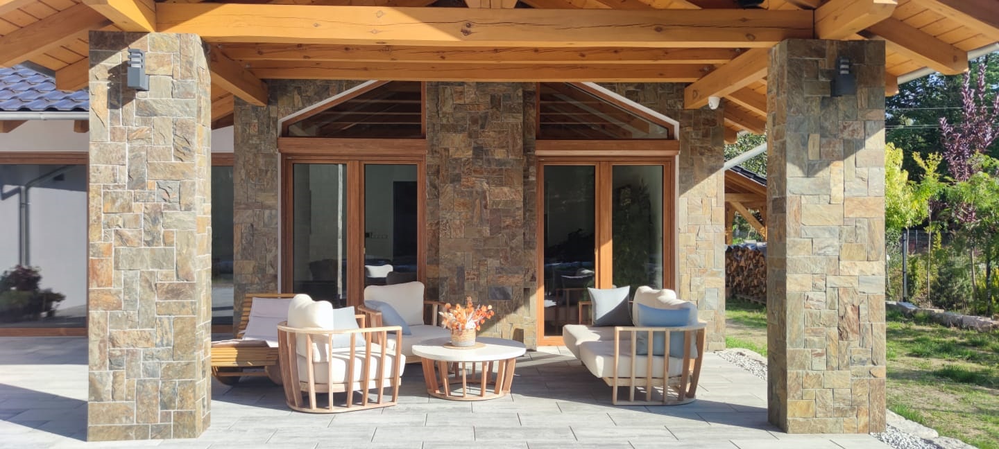 Kamień elewacyjny cięty czterostronnie szerokość 12 cm (ok. 397 zł brutto/m2)